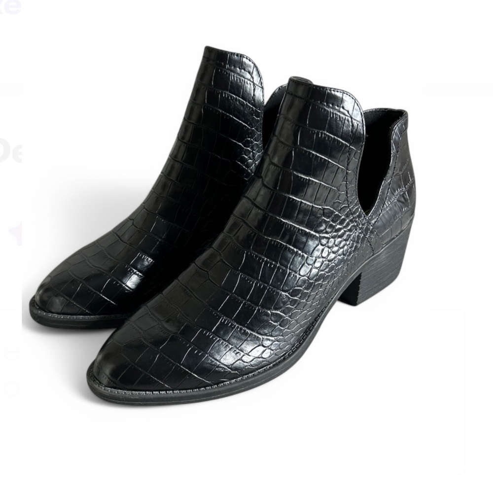 Volatile Chronicle Bootie (Women)
Size 8.5 black.